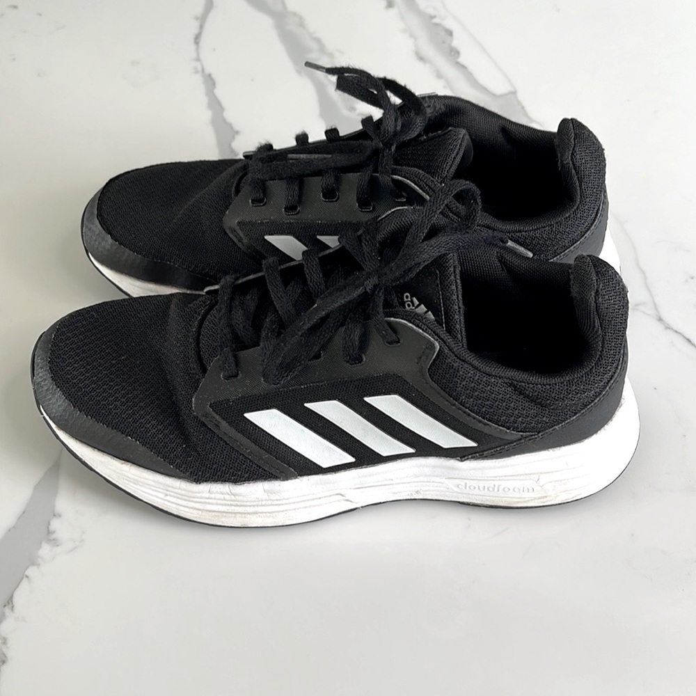 Men’s Black/White Adidias Cloudfoam - Size 7.5